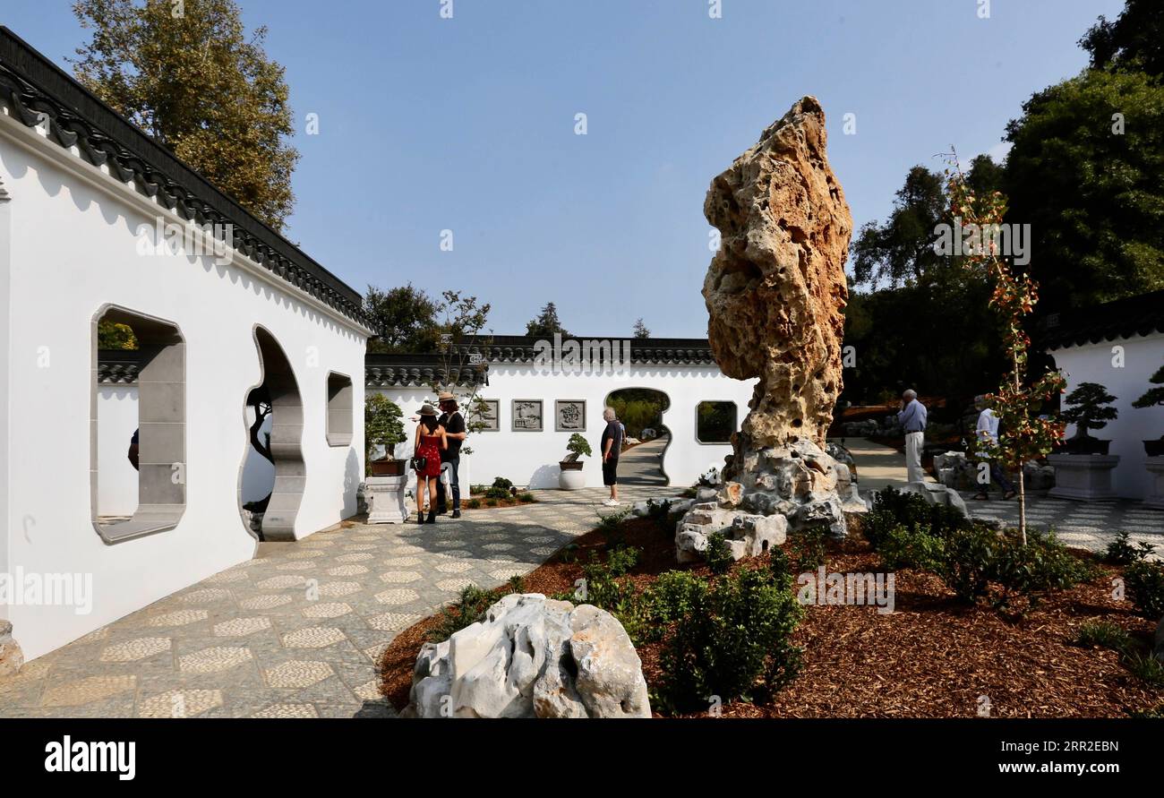201010 -- LOS ANGELES, 10 ottobre 2020 -- le persone visitano il tradizionale giardino cinese Liu Fang Yuan, o il giardino della fragranza fluente, nella contea di Los Angeles, California, Stati Uniti, 9 ottobre 2020. Dopo un ritardo di cinque mesi a causa della pandemia di COVID-19, la Huntington Library, il Museo d'Arte e i Giardini Botanici hanno finalmente aperto a grande fantasia venerdì con l'inaugurazione del suo giardino tradizionale cinese recentemente ampliato e completato Liu Fang Yuan, il Giardino della fragranza fluente. IN primo piano: Il giardino cinese della biblioteca storica degli Stati Uniti celebra l'espansione con la grande apertura U.S.-LOS ANGELES Foto Stock