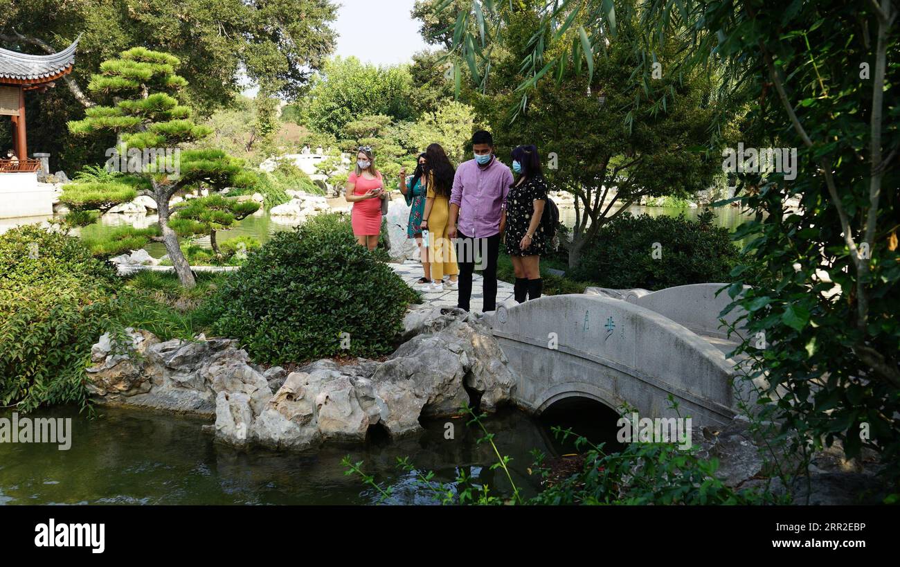 201010 -- LOS ANGELES, 10 ottobre 2020 -- le persone visitano il tradizionale giardino cinese Liu Fang Yuan, o il giardino della fragranza fluente, nella contea di Los Angeles, California, Stati Uniti, 9 ottobre 2020. Dopo un ritardo di cinque mesi a causa della pandemia di COVID-19, la Huntington Library, il Museo d'Arte e i Giardini Botanici hanno finalmente aperto a grande fantasia venerdì con l'inaugurazione del suo giardino tradizionale cinese recentemente ampliato e completato Liu Fang Yuan, il Giardino della fragranza fluente. IN primo piano: Il giardino cinese della biblioteca storica degli Stati Uniti celebra l'espansione con la grande apertura U.S.-LOS AN Foto Stock