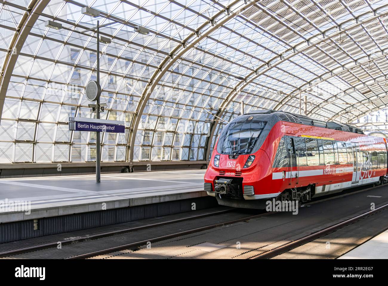 Binario con treno regionale Deutsche Bahn AG, stazione centrale di Berlino, Germania Foto Stock