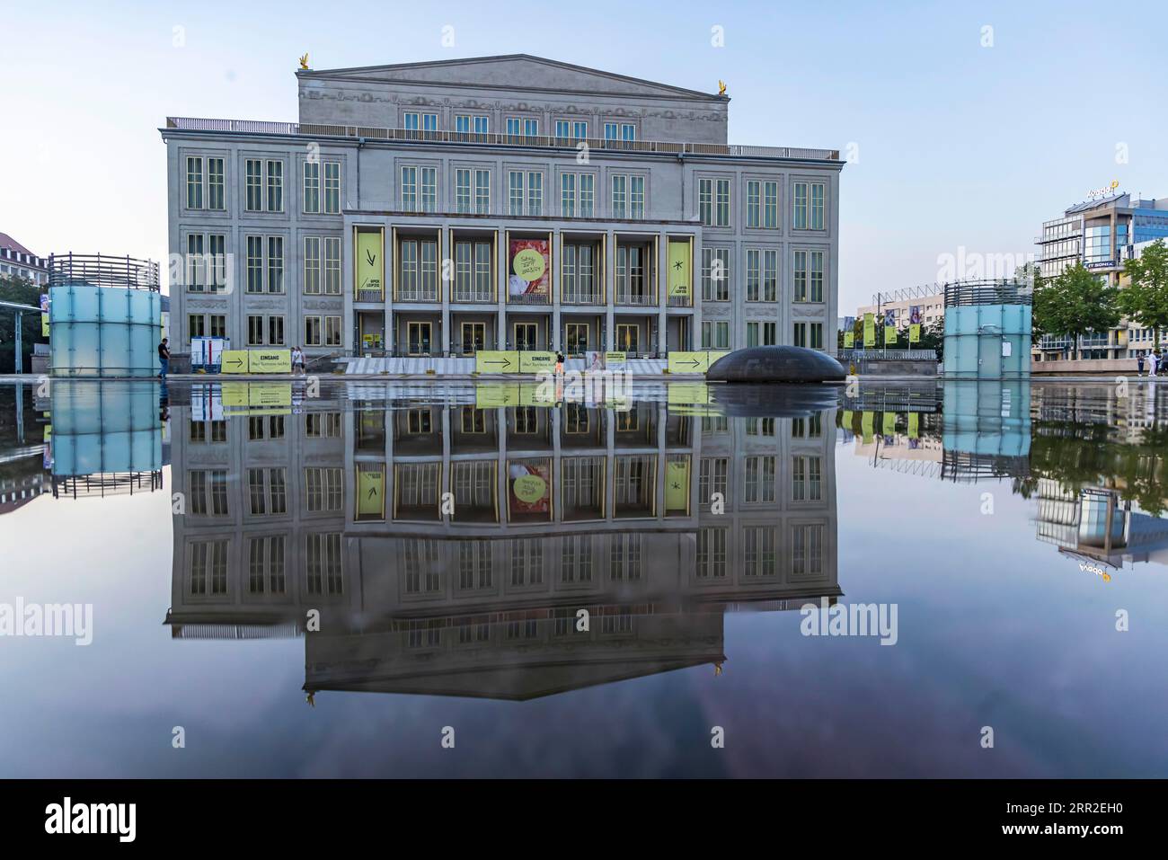 Vista della città di sera, teatro dell'opera su Augustusplatz riflesso nella fontana dell'opera, Lipsia, Sassonia, Germania Foto Stock