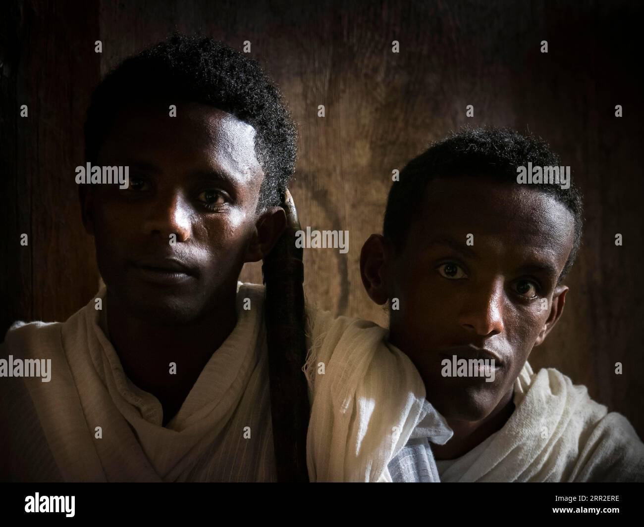 Giovani studenti sacerdoti nel monastero di Ura Kidane Mehret, Etiopia Foto Stock