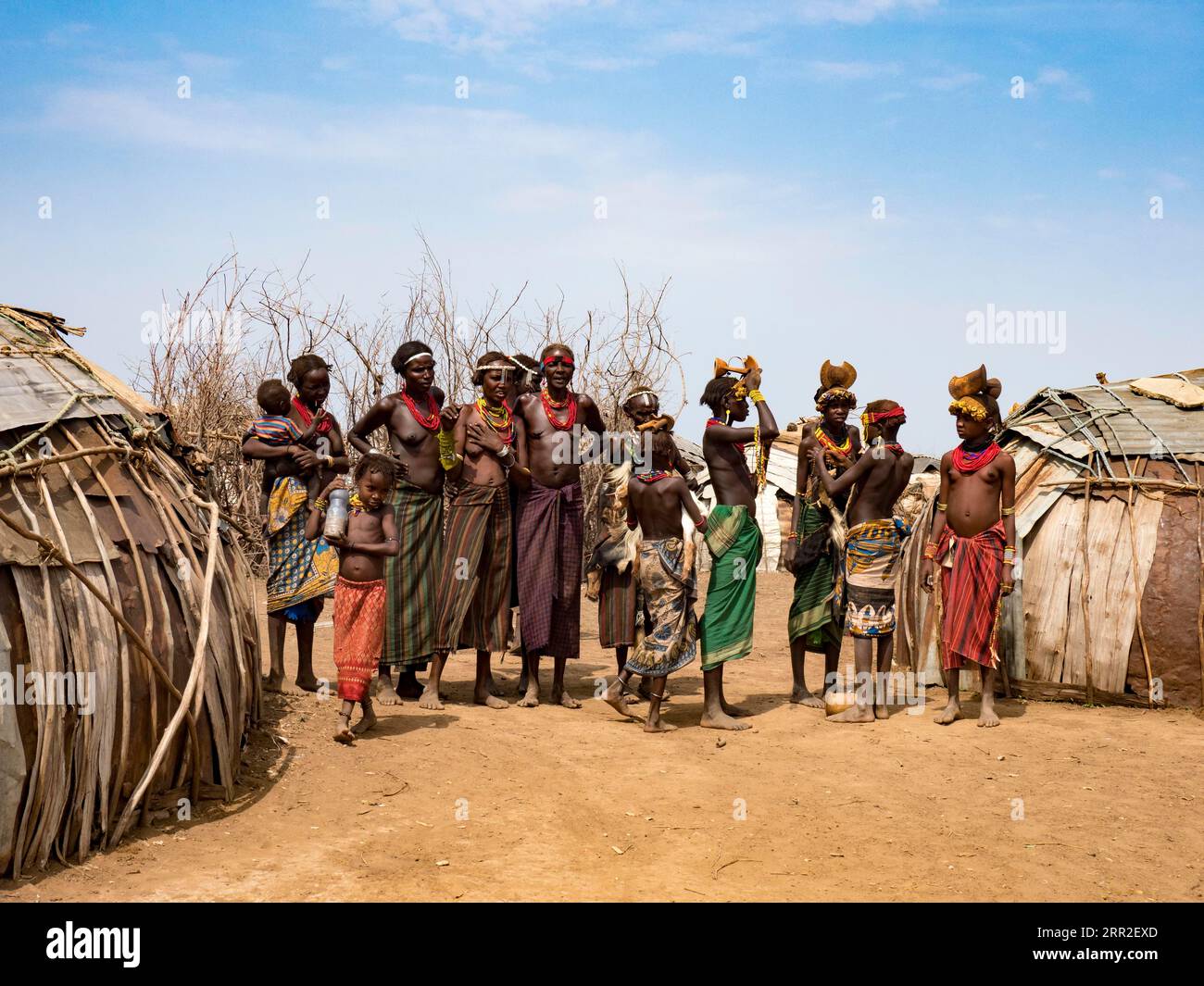 Donne e bambini in un villaggio di Dassanech, Etiopia Foto Stock