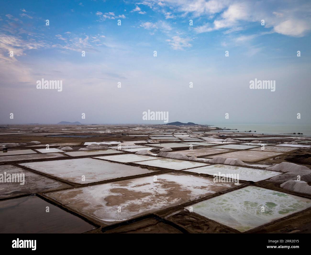 Estrazione del sale presso il lago salato di Afrera, valle del Danakil, Etiopia Foto Stock