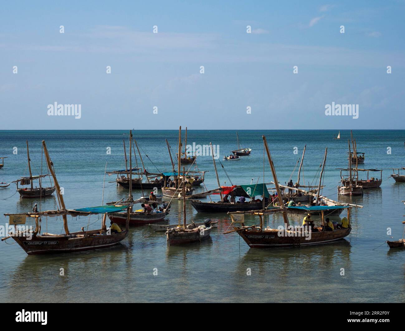 Molte piccole imbarcazioni, Safari Blu, Fumba, Zanzibar, Tanzania Foto Stock