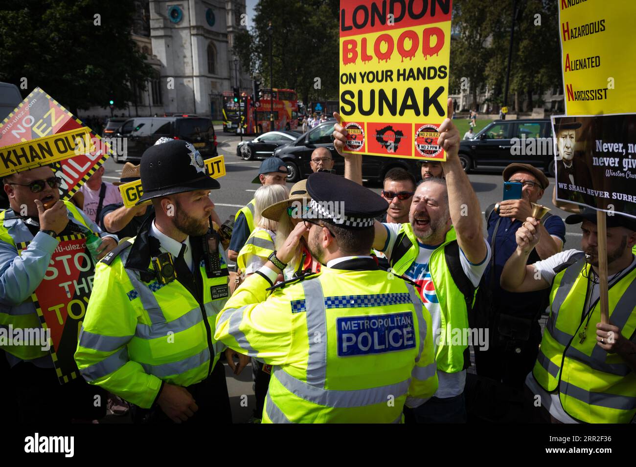 Londra, Regno Unito. 6 settembre 2023. La polizia DEL MET interviene durante una protesta di espansione ULEZ a causa della musica ad alto volume suonata. Centinaia di manifestanti si sono riuniti fuori dal Parlamento prima che il primo ministro partecipasse ai PMQ. La zona a bassissima emissione è stata introdotta per combattere l'inquinamento atmosferico; tuttavia, molti vedono lo schema come un'altra tassa sui poveri a causa della mancata conformità dei veicoli più vecchi. Crediti: Andy Barton/Alamy Live News Foto Stock