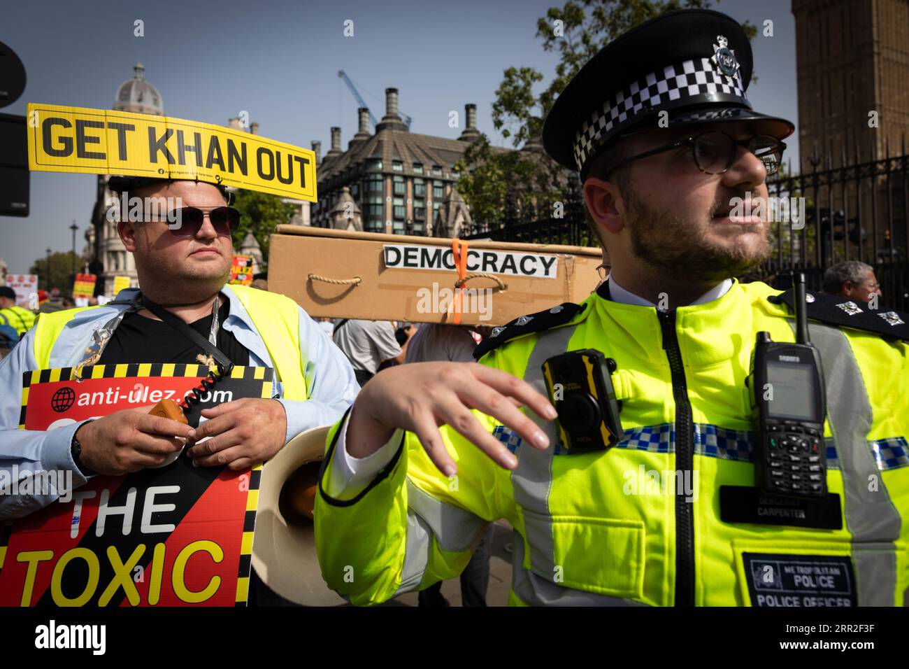 Londra, Regno Unito. 6 settembre 2023. La polizia DEL MET interviene durante una protesta di espansione ULEZ a causa della musica ad alto volume suonata. Centinaia di manifestanti si sono riuniti fuori dal Parlamento prima che il primo ministro partecipasse ai PMQ. La zona a bassissima emissione è stata introdotta per combattere l'inquinamento atmosferico; tuttavia, molti vedono lo schema come un'altra tassa sui poveri a causa della mancata conformità dei veicoli più vecchi. Crediti: Andy Barton/Alamy Live News Foto Stock