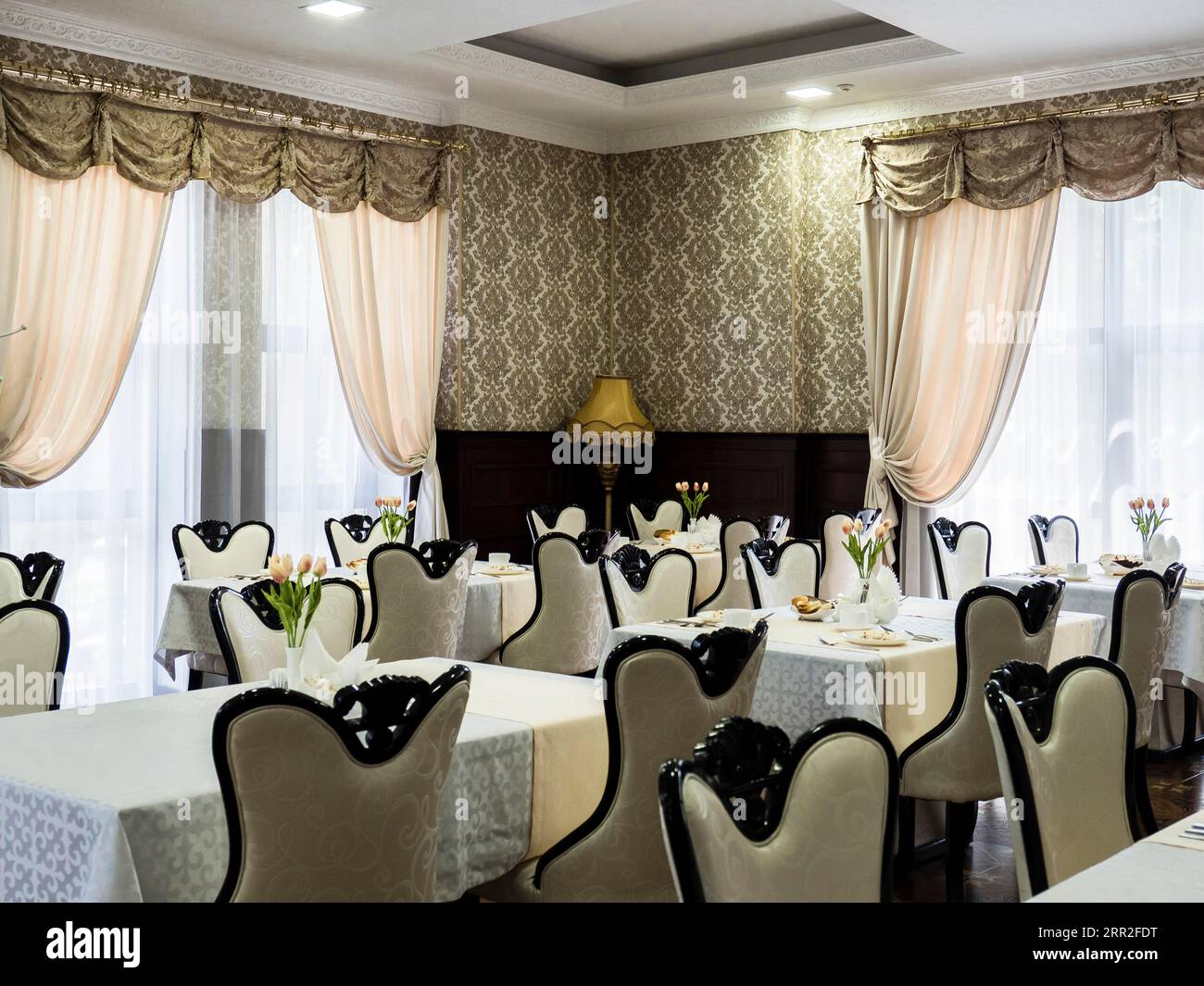 Sala da pranzo barocca, Plaza Hotel Bishkek, Kirghizistan Foto Stock