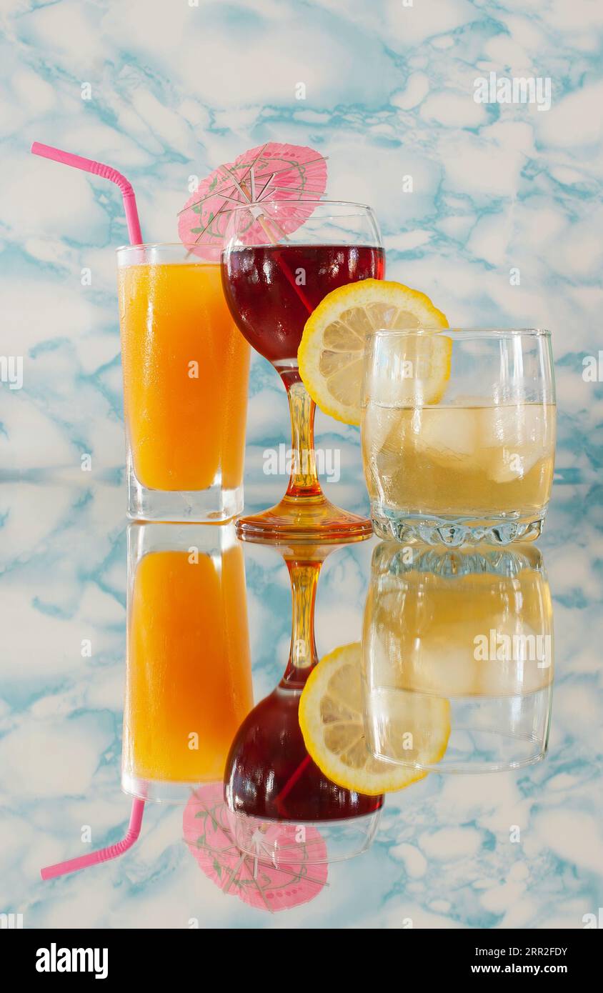 Bevande alcoliche su superficie riflettente su uno sfondo marmorizzato Foto Stock