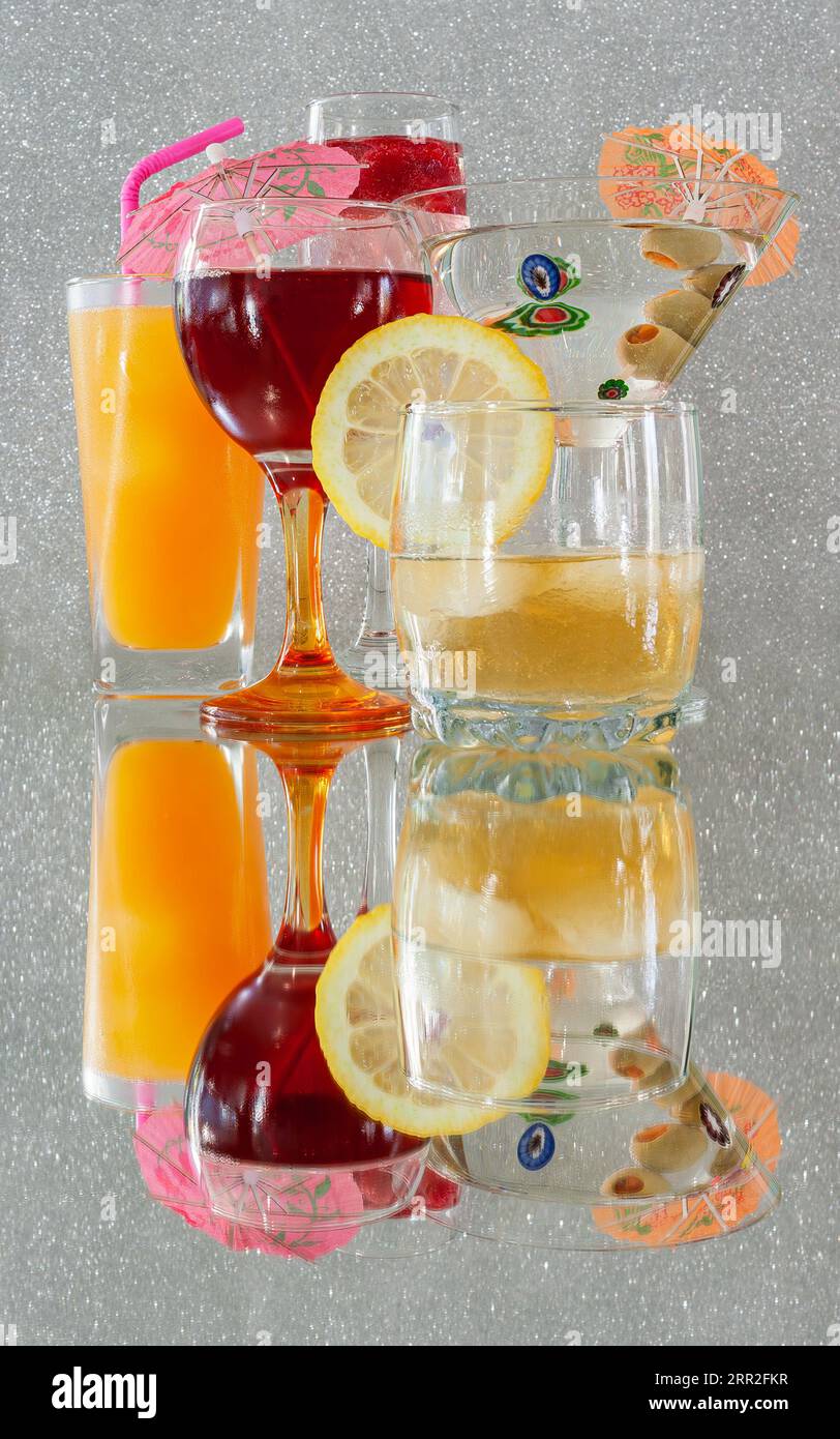 Bevande alcoliche su superficie riflettente e sfondo scintillante Foto Stock