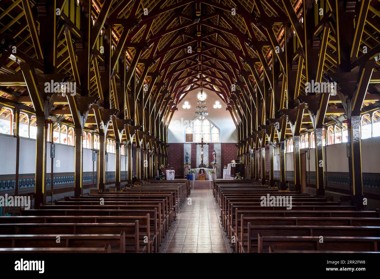 Interno con volta in legno, chiesa portoghese, Sikka, Flores, Nusa Tenggara Timur, Indonesia Foto Stock