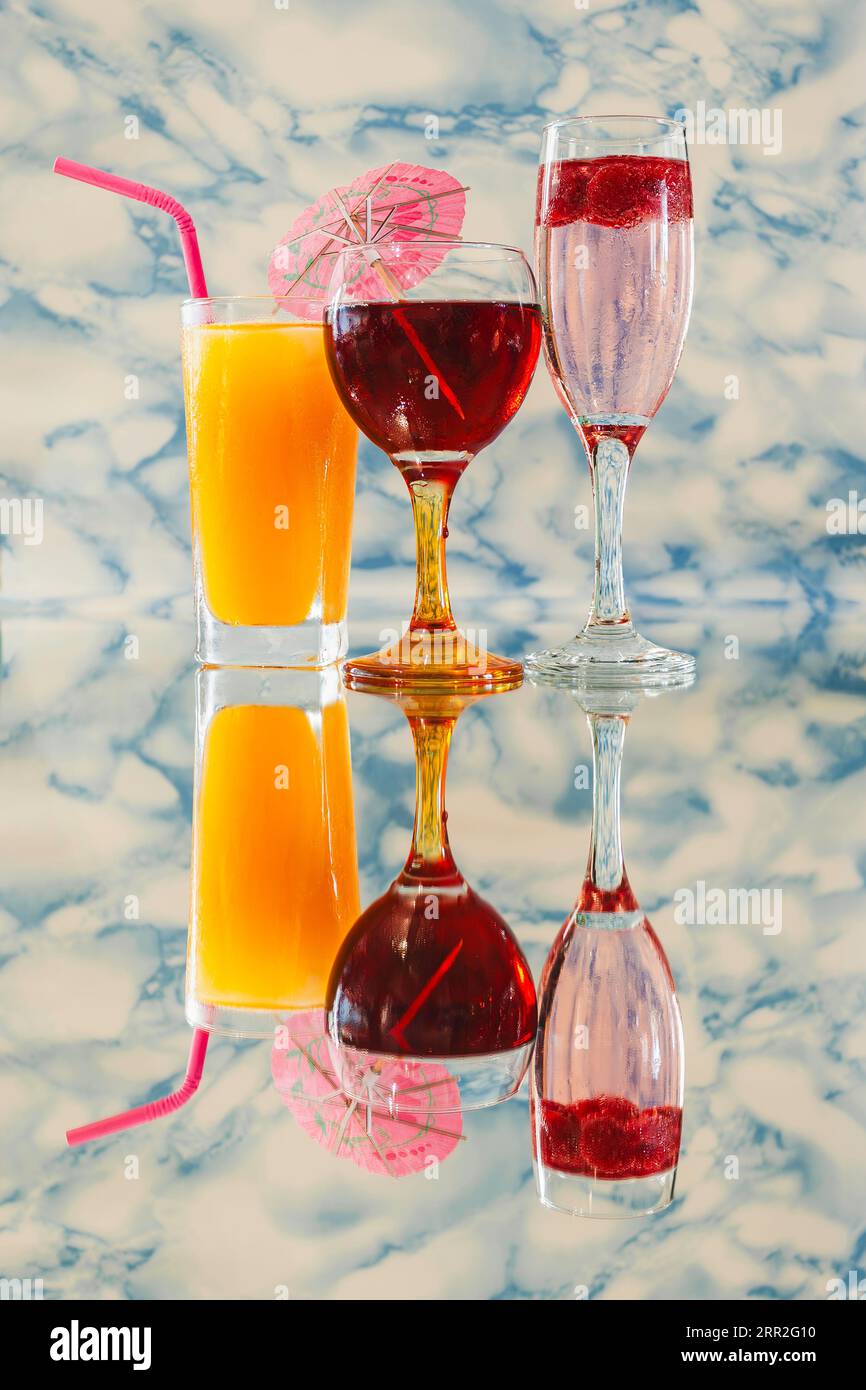 Bevande alcoliche su superficie riflettente e sfondo modellato Foto Stock