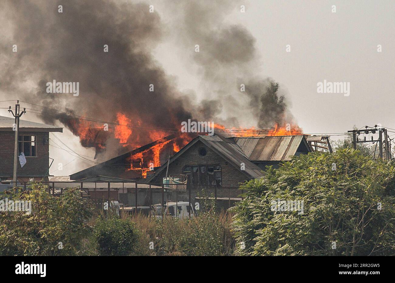 201012 -- SRINAGAR, 12 ottobre 2020 -- le fiamme escono da una casa durante uno scontro a fuoco nella città di Srinagar, la capitale estiva del Kashmir controllato dagli indiani, 12 ottobre 2020. Due militanti sono stati uccisi lunedì in uno scontro a fuoco con le forze governative nel Kashmir controllato dagli indiani, ha detto la polizia. KASHMIR-SRINAGAR-GUNFIGHT JavedxDar PUBLICATIONxNOTxINxCHN Foto Stock