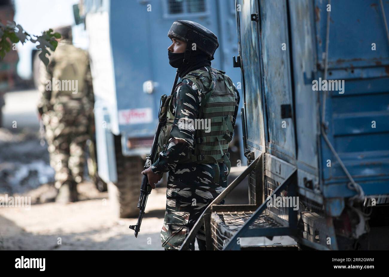 201012 -- SRINAGAR, 12 ottobre 2020 -- un gruppo paramilitare indiano si trova a guardia vicino al sito di uno scontro a fuoco nella città di Srinagar, la capitale estiva del Kashmir controllato dagli indiani, 12 ottobre 2020. Due militanti sono stati uccisi lunedì in uno scontro a fuoco con le forze governative nel Kashmir controllato dagli indiani, ha detto la polizia. KASHMIR-SRINAGAR-GUNFIGHT JavedxDar PUBLICATIONxNOTxINxCHN Foto Stock