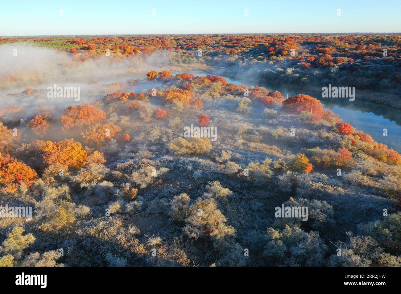 China, Herbstimpressionen aus dem Daqinggou Naturreservat 201013 -- TONGLIAO, 13 ottobre 2020 -- foto aerea scattata il 12 ottobre 2020 mostra lo scenario autunnale della riserva nazionale di Daqinggou a Horqin ala sinistra bandiera posteriore della regione autonoma della Mongolia interna della Cina settentrionale. CHINA-INNER MONGOLIA-HORQIN-SCENOGRAFIA CN LIUXYIDE PUBLICATIONXNOTXINXCHN Foto Stock