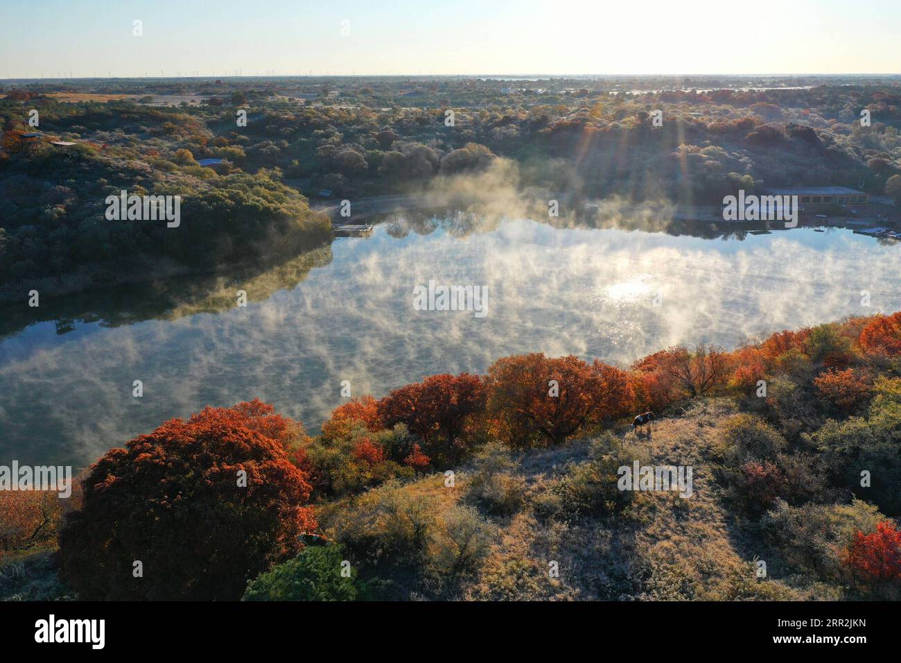 China, Herbstimpressionen aus dem Daqinggou Naturreservat 201013 -- TONGLIAO, 13 ottobre 2020 -- foto aerea scattata il 12 ottobre 2020 mostra lo scenario autunnale della riserva nazionale di Daqinggou a Horqin ala sinistra bandiera posteriore della regione autonoma della Mongolia interna della Cina settentrionale. CHINA-INNER MONGOLIA-HORQIN-SCENOGRAFIA CN LIUXYIDE PUBLICATIONXNOTXINXCHN Foto Stock