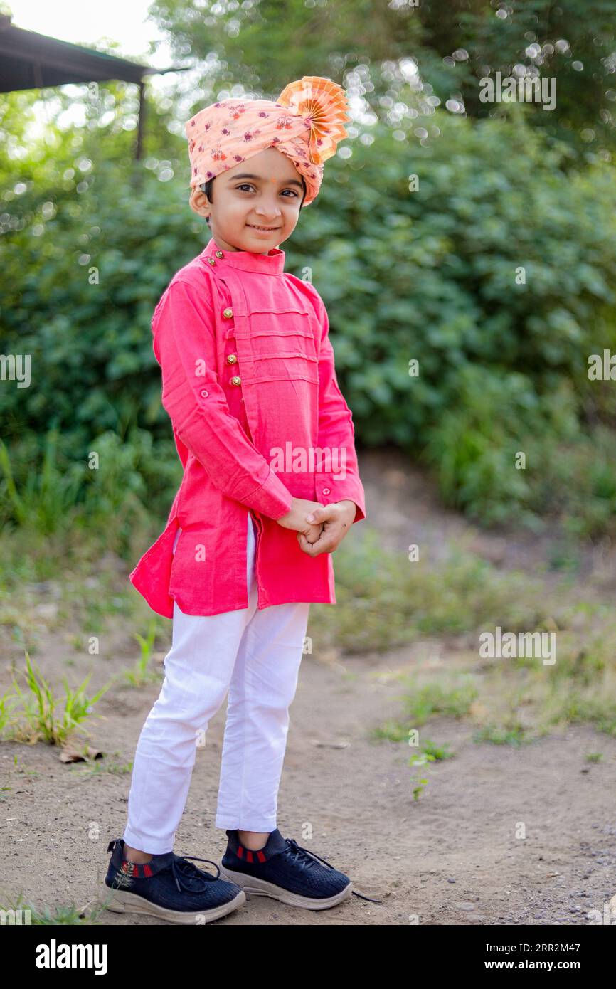 Il figlio contadino indiano felice indossa sehra, i bambini maharashtrian, i bambini rulari felici Foto Stock