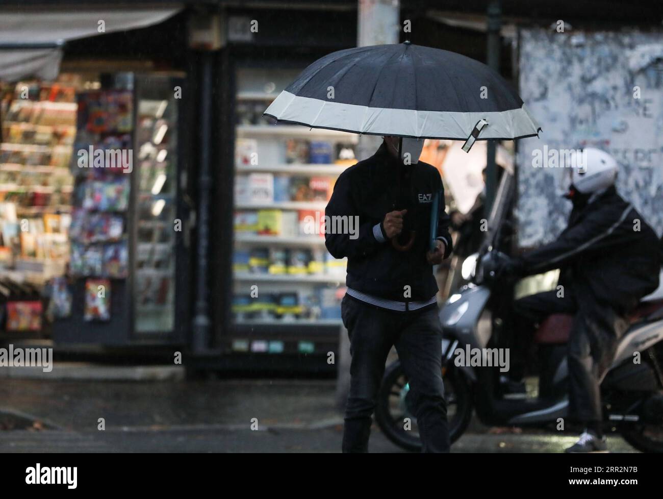 201015 -- ROMA, 15 ottobre 2020 -- Un uomo che tiene un ombrello cammina sotto la pioggia a Roma, Italia, 14 ottobre 2020. L'Italia ha registrato la sua più alta infezione da coronavirus di un giorno mercoledì, il punto di picco finora in una seconda ondata iniziata alla fine di settembre. Gli ultimi dati del Ministero della salute italiano hanno mostrato 7.332 nuove infezioni tra martedì e mercoledì. ITALIA-ROMA-COVID-19-CASI ChengxTingting PUBLICATIONxNOTxINxCHN Foto Stock