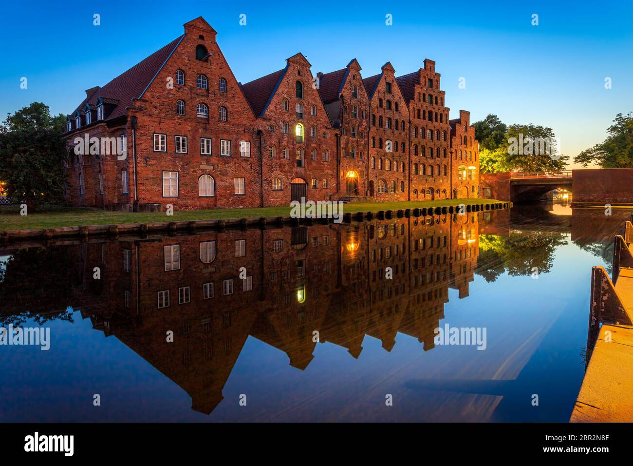 L'architettura del molo di Lubeck si riflette nelle acque del fiume Trave all'ora blu. Foto scattata il 6 giugno 2023 a Lubecca o nella città anseatica di L. Foto Stock