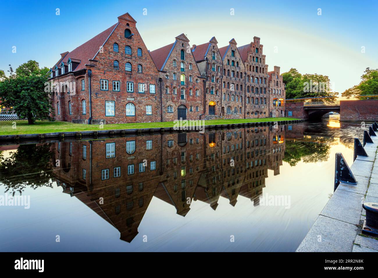L'architettura del molo di Lubeck si riflette nell'acqua del fiume Trave al tramonto. Foto scattata il 6 giugno 2023 a Lubecca o nella città anseatica di Lubecca, Foto Stock