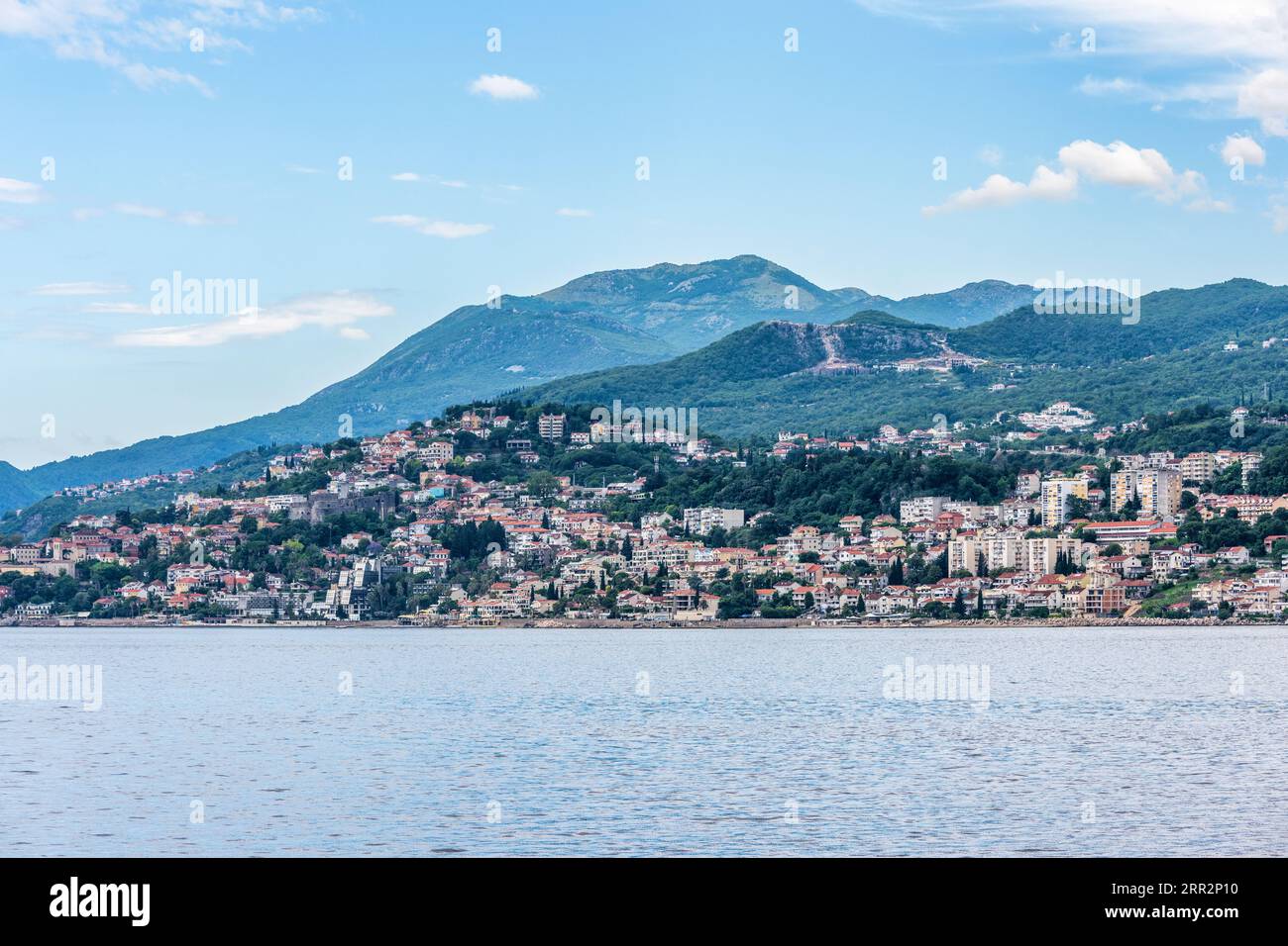 Vista della città costiera di Herceg Novi in Montenegro situata all'ingresso occidentale della baia di Cattaro con il monte Orjen in lontananza Foto Stock