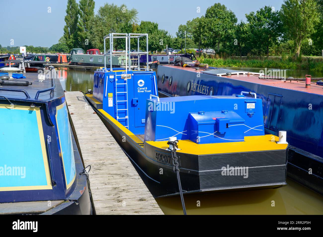 Una barca da lavoro di notizie Canal and River Trust su un ormeggio in un porticciolo. Foto Stock