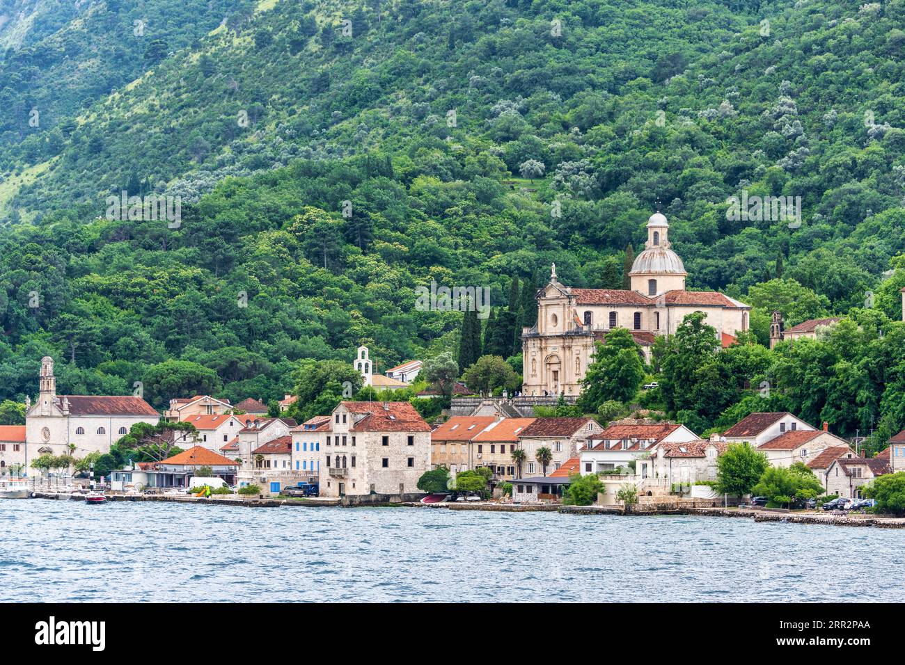 Chiesa della Natività della Beata Vergine Maria in una città costiera di Prčanj sulla baia di Cattaro in Montenegro Foto Stock