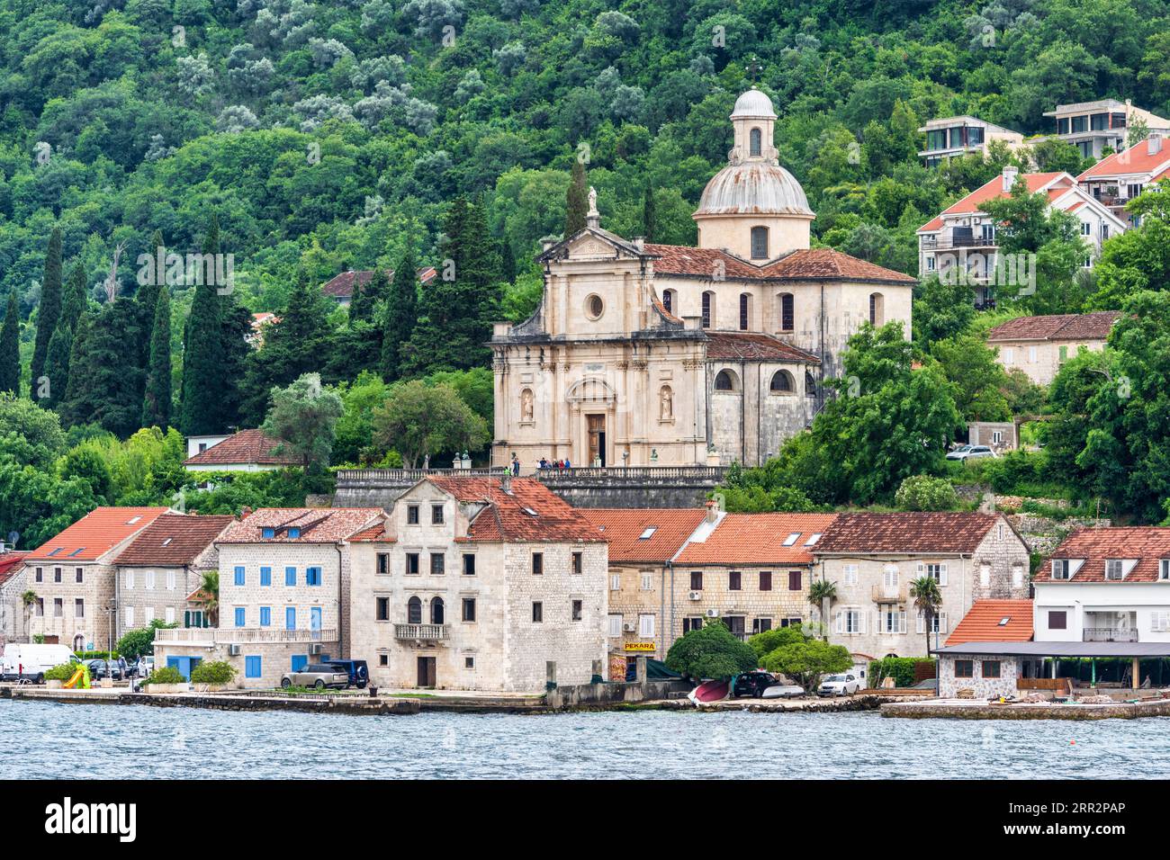 Chiesa della Natività della Beata Vergine Maria in una città costiera di Prčanj sulla baia di Cattaro in Montenegro Foto Stock