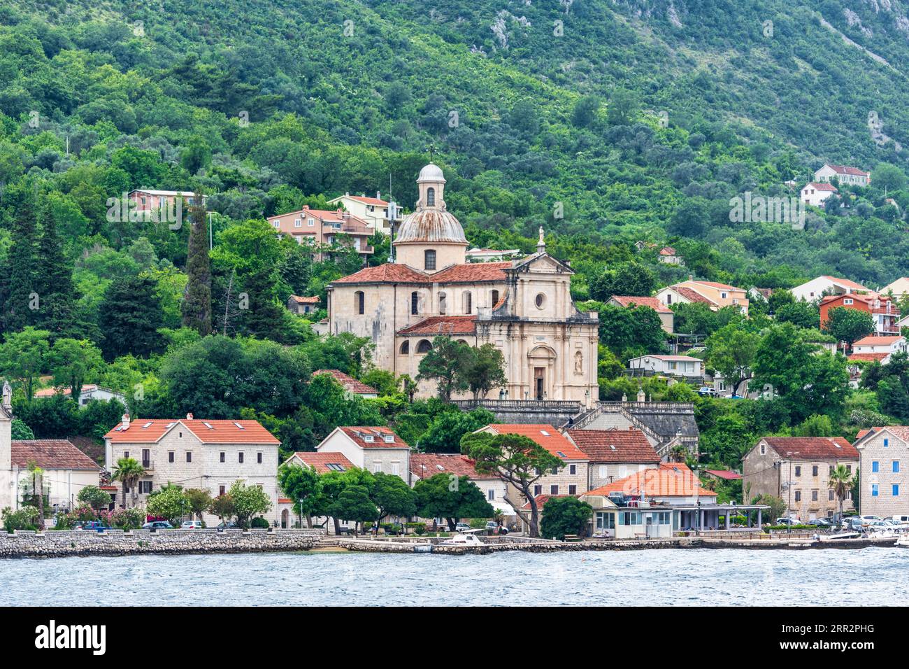 Chiesa della Natività della Beata Vergine Maria in una città costiera di Prčanj sulla baia di Cattaro in Montenegro Foto Stock