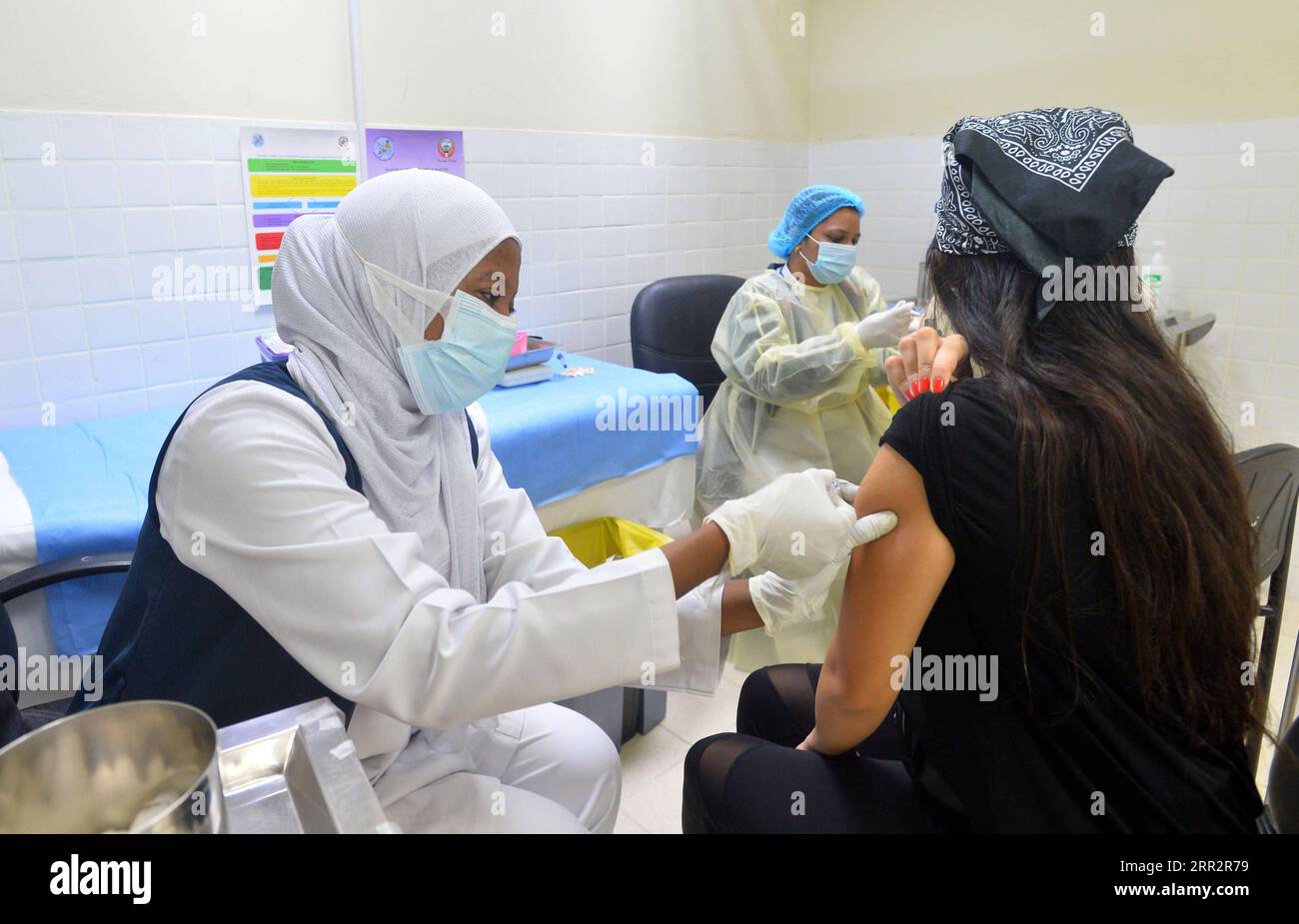 201016 -- KUWAIT, 16 ottobre 2020 -- Una donna riceve un vaccino influenzale stagionale in una clinica nel Governatorato di Hawalli, Kuwait, 15 ottobre 2020. Il Ministero della salute del Kuwait ha lanciato una campagna di vaccinazione stagionale contro le malattie respiratorie infettive invernali. Foto di /Xinhua KUWAIT-HAWALLI GOVERNORATO-INFLUENZA VACCINO Asad PUBLICATIONxNOTxINxCHN Foto Stock