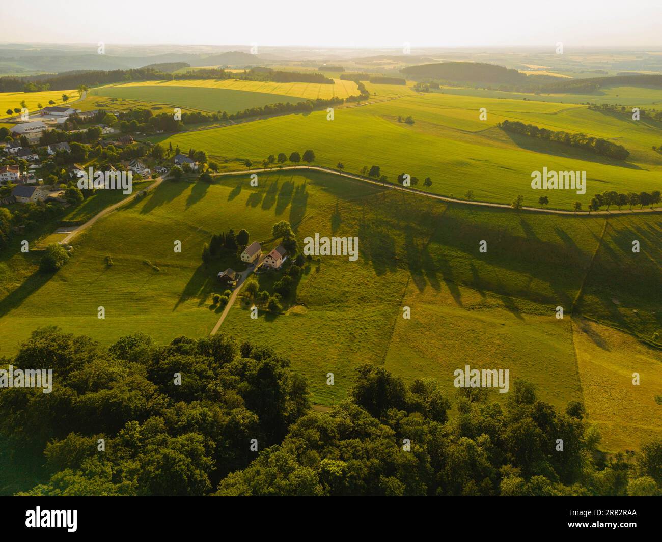Paesaggio vicino a Frauenstein con sole basso che proietta lunghe ombre Foto Stock