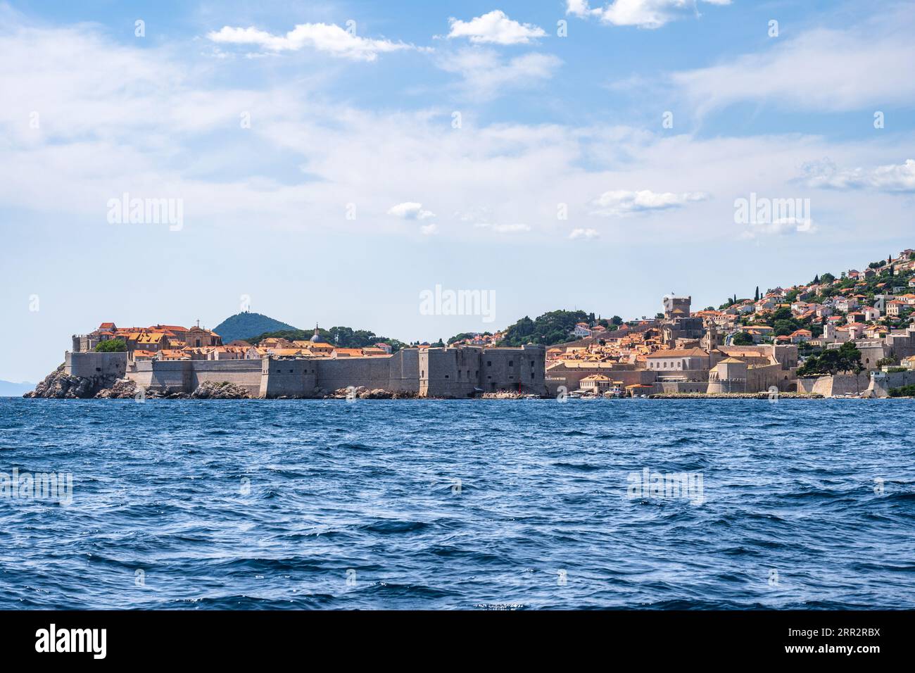 L'antica città fortificata di Dubrovnik si avvicinava dal mare sulla costa dalmata della Croazia Foto Stock