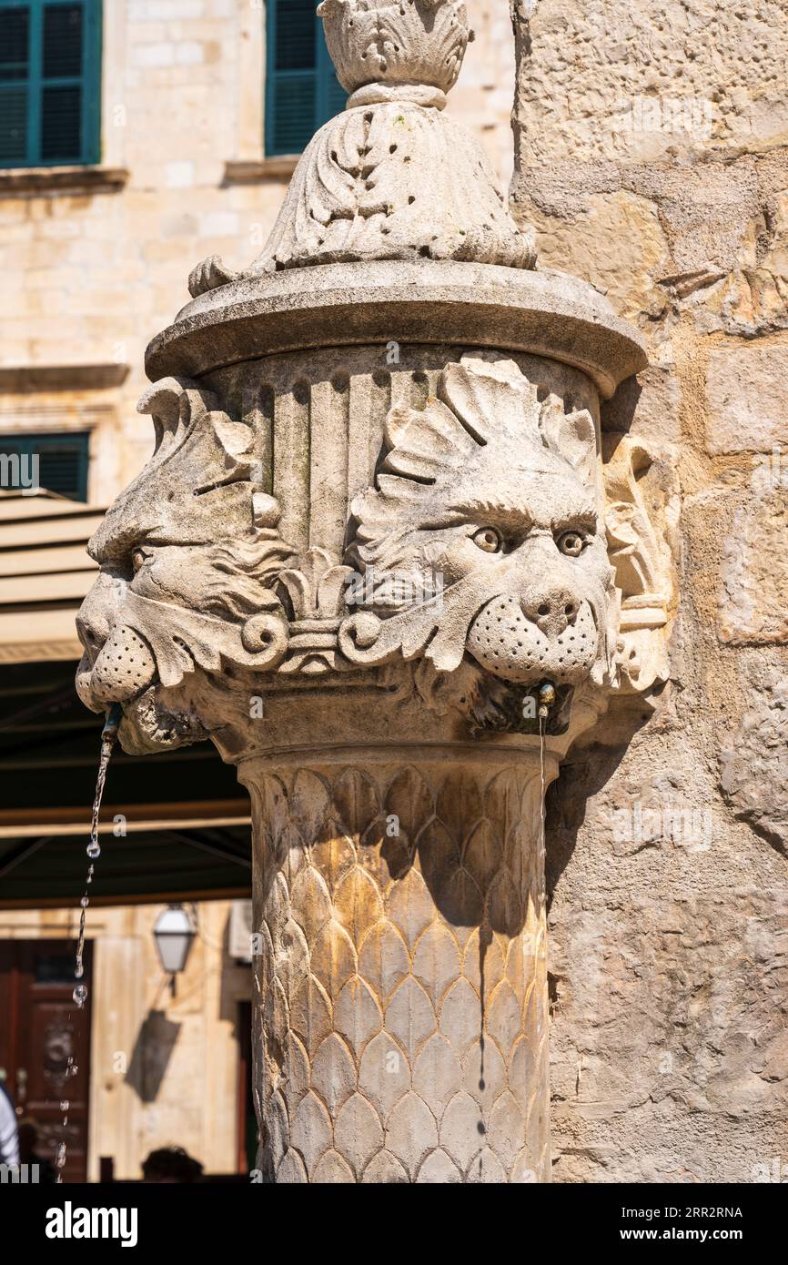 Fontana pubblica decorata nell'antica città fortificata di Dubrovnik sulla costa dalmata della Croazia Foto Stock