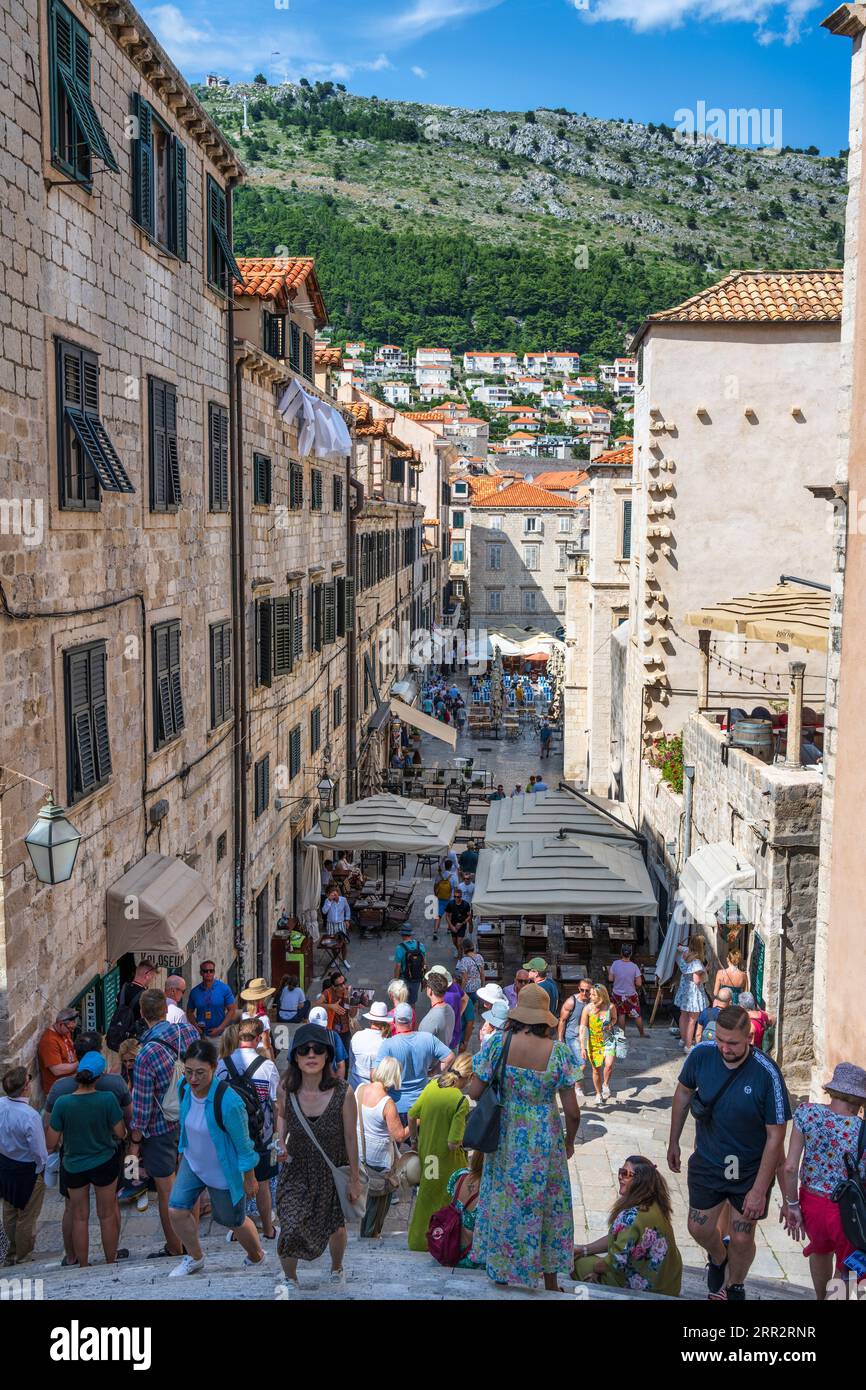 Pedoni sulle scale dei gesuiti alla fine di Gundulićeva poljana nella vecchia città fortificata di Dubrovnik, sulla costa dalmata della Croazia Foto Stock
