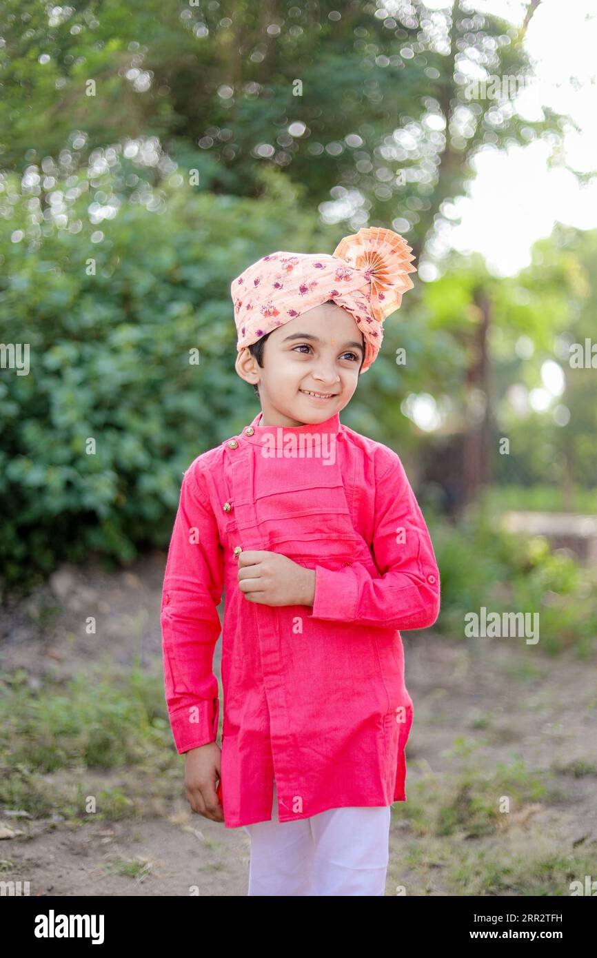 Il figlio contadino indiano felice indossa sehra, i bambini maharashtrian, i bambini rulari felici Foto Stock
