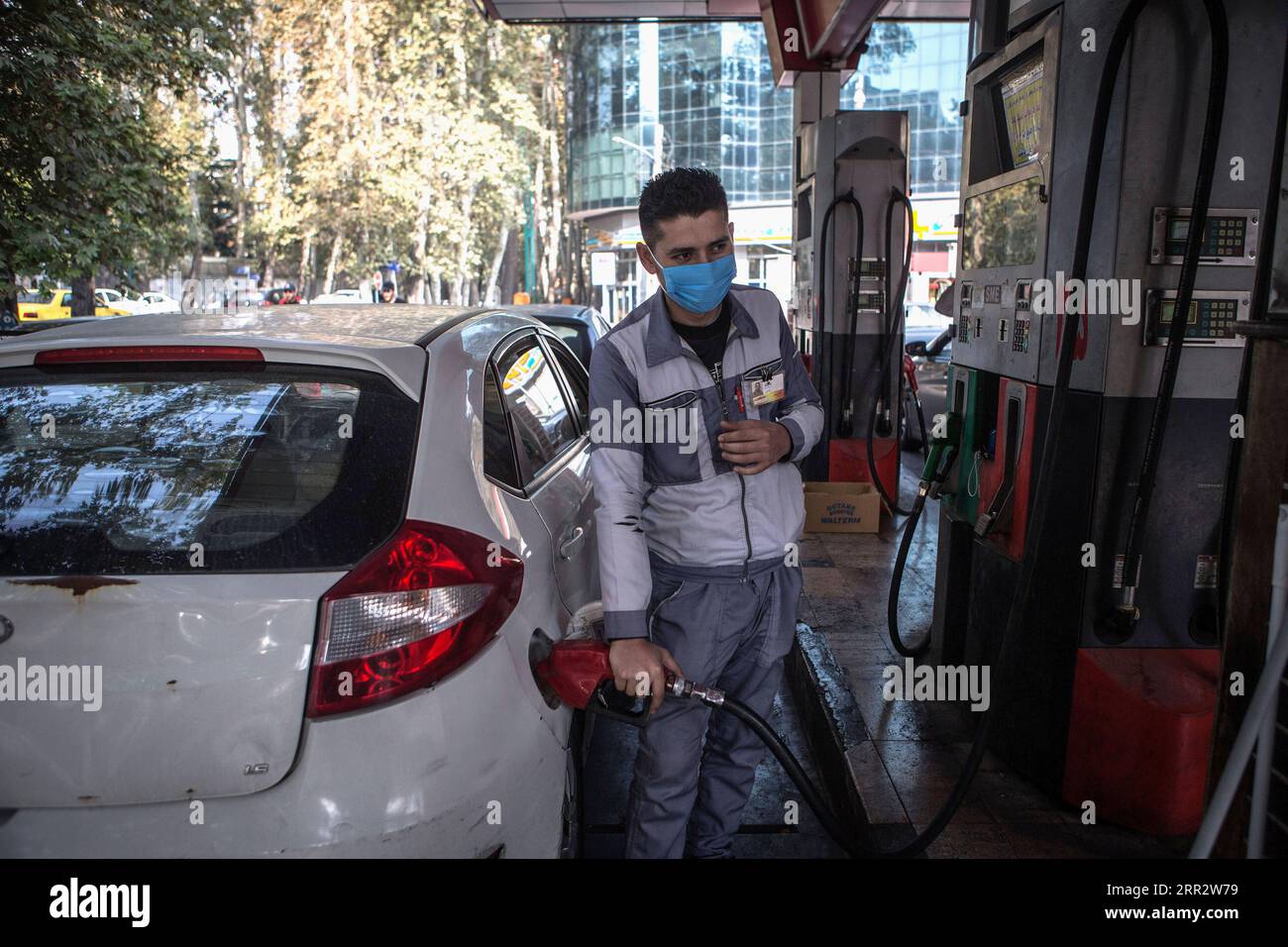 201016 -- TEHERAN, 16 ottobre 2020 -- Un lavoratore che indossa una maschera per il viso rifornisce un veicolo in una stazione di servizio a Teheran, Iran, il 16 ottobre 2020. L'Iran ha annunciato venerdì 4.552 nuove infezioni da COVID-19 confermate nelle ultime 24 ore, per un totale di 522.387 dall'epidemia. Foto di /Xinhua IRAN-TEHERAN-COVID19-CASES AhmadxHalabisaz PUBLICATIONxNOTxINxCHN Foto Stock