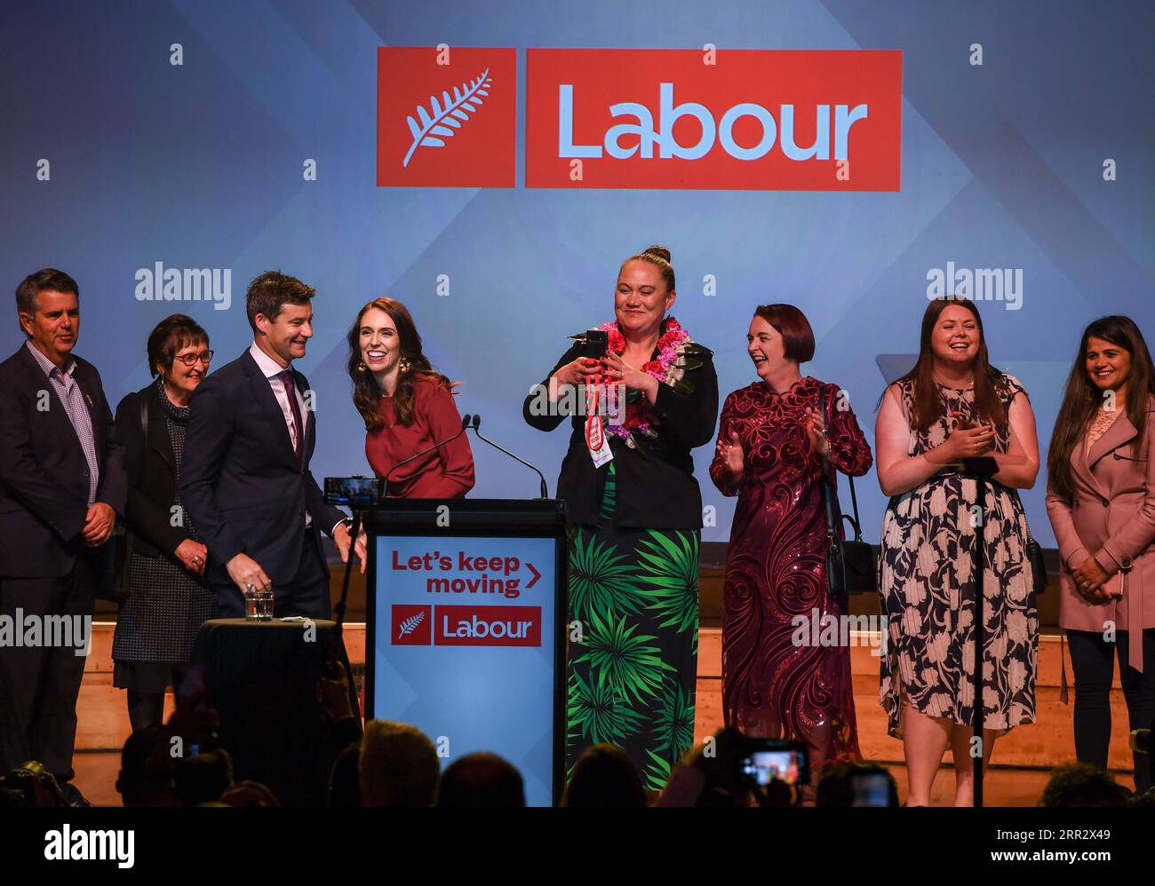 201017 -- AUCKLAND, 17 ottobre 2020 -- leader del Partito Laburista e primo ministro in carica Jacinda Ardern 4th L celebra durante la notte delle elezioni 2020 ad Auckland, nuova Zelanda, 17 ottobre 2020. Il conteggio dei voti elettorali in corso in nuova Zelanda ha mostrato che il Partito Laburista al potere ha vinto una vittoria schiacciante sabato, con Jacinda Ardern pronto a servire un secondo mandato come primo ministro, i risultati preliminari hanno mostrato. NUOVA ZELANDA-AUCKLAND-ELEZIONE NOTTURNA-JACINDA ARDERN-PARTITO LABURISTA GUOXLEI PUBLICATIONXNOTXINXCHN Foto Stock