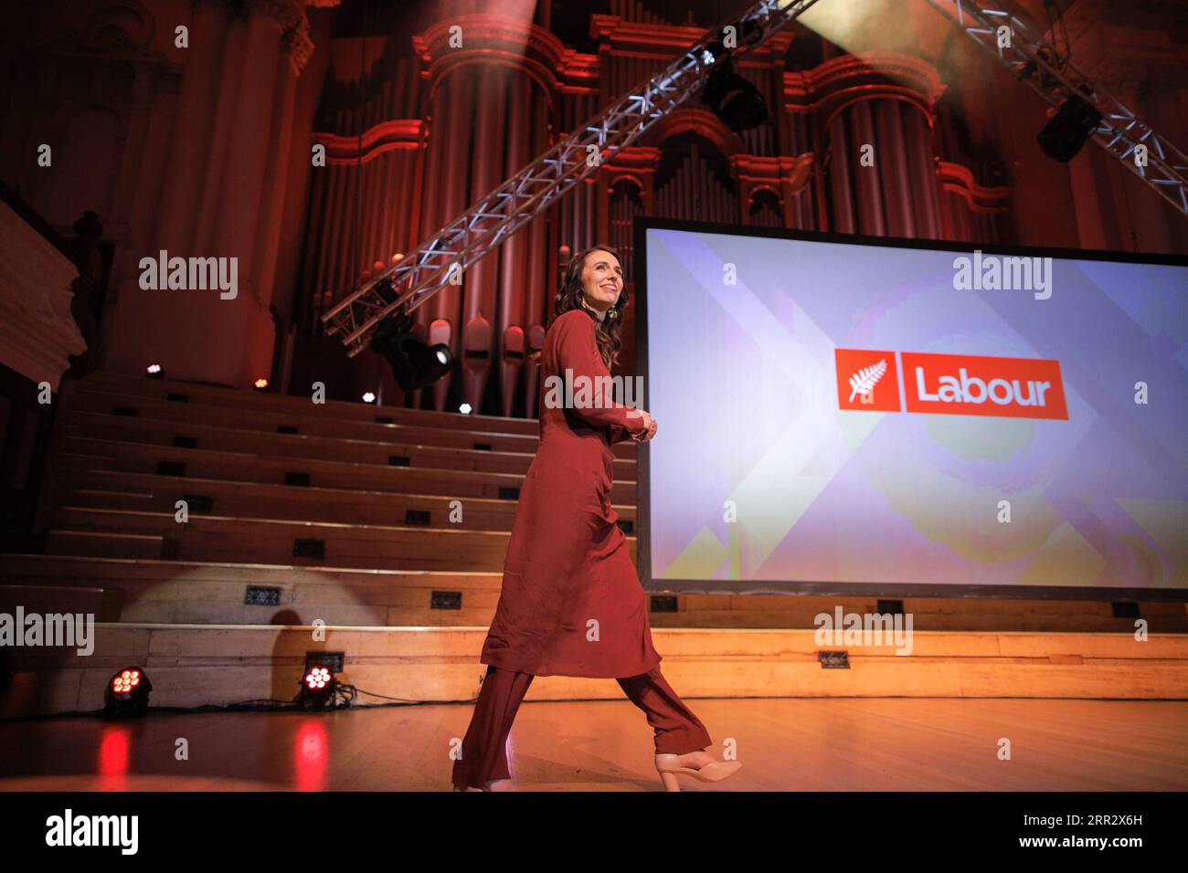 201017 -- AUCKLAND, 17 ottobre 2020 -- il leader del Partito Laburista Jacinda Ardern, il primo ministro in carica, partecipa alla Election Night 2020 ad Auckland, nuova Zelanda, 17 ottobre 2020. Il conteggio dei voti elettorali in corso in nuova Zelanda ha mostrato che il Partito Laburista al potere ha vinto una vittoria schiacciante sabato, con Jacinda Ardern pronto a servire un secondo mandato come primo ministro, i risultati preliminari hanno mostrato. Foto di /Xinhua NEW ZEALAND-AUCKLAND-ELECTION NIGHT-JACINDA ARDERN-LABOUR PARTY ZhaoxGang PUBLICATIONxNOTxINxCHN Foto Stock