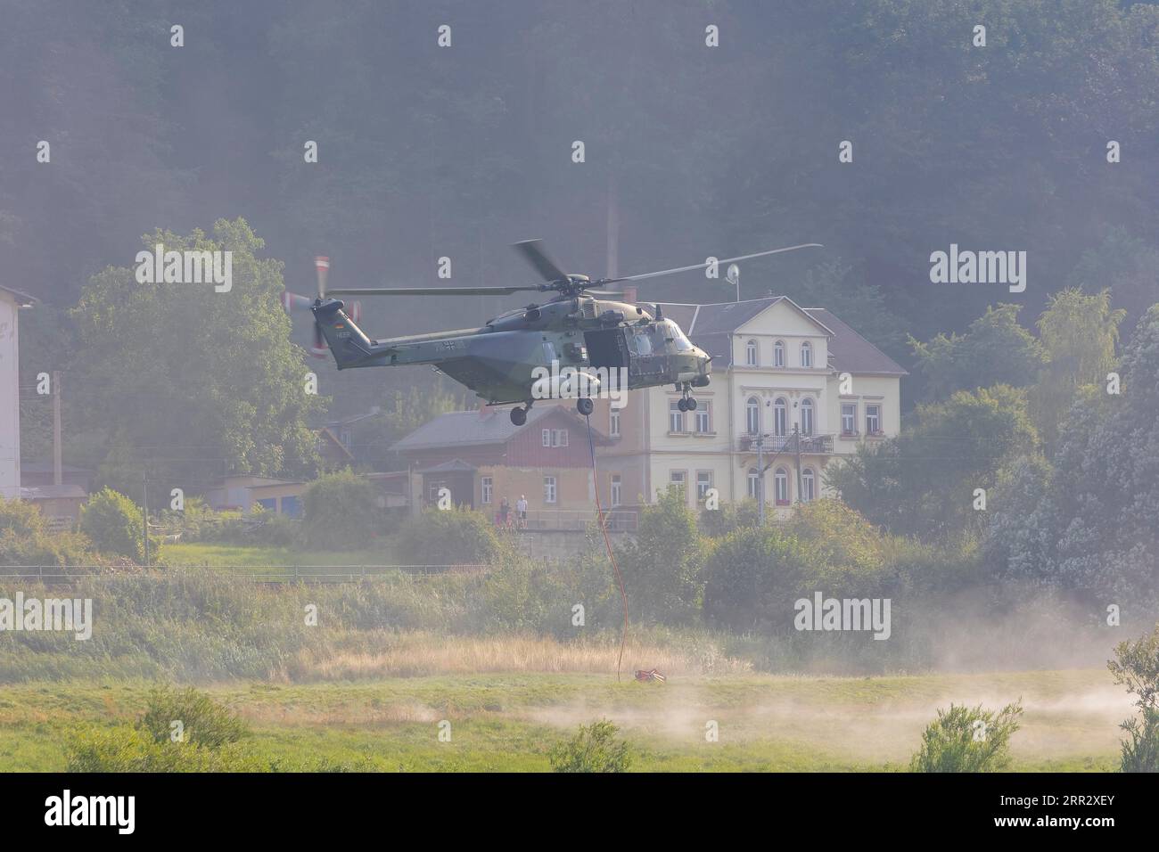 Un elicottero della Bundeswehr atterra sui prati dell'Elba a Bad Schandau sull'Elba, dopo una giornata di operazioni antincendio Foto Stock