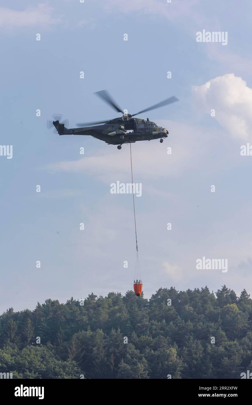 Un elicottero della Bundeswehr atterra sui prati dell'Elba a Bad Schandau sull'Elba, dopo una giornata di operazioni antincendio Foto Stock