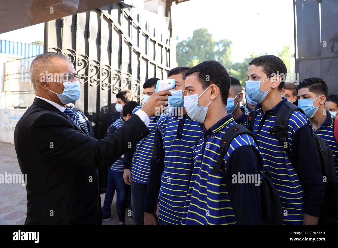 201017 -- CAIRO, 17 ottobre 2020 -- gli studenti hanno la temperatura controllata in una scuola del Cairo, Egitto, 17 ottobre 2020. L'Egitto ha ufficialmente riaperto sabato decine di migliaia di scuole per milioni di studenti in tutto il paese per iniziare il nuovo anno accademico, attuando al contempo misure precauzionali contro la COVID-19. EGYPT-CAIRO-COVID-19-SCHOOL-REOPEN AhmedxGomaa PUBLICATIONxNOTxINxCHN Foto Stock