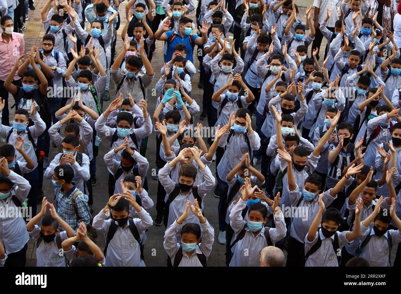 201017 -- CAIRO, 17 ottobre 2020 -- gli studenti che indossano maschere facciali si riuniscono durante un evento in una scuola al Cairo, in Egitto, 17 ottobre 2020. L'Egitto ha ufficialmente riaperto sabato decine di migliaia di scuole per milioni di studenti in tutto il paese per iniziare il nuovo anno accademico, attuando al contempo misure precauzionali contro la COVID-19. EGYPT-CAIRO-COVID-19-SCHOOL-REOPEN AhmedxGomaa PUBLICATIONxNOTxINxCHN Foto Stock