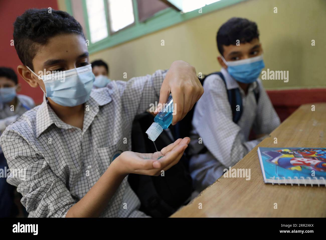 201017 -- CAIRO, 17 ottobre 2020 -- Uno studente usa disinfettante durante una lezione in una scuola al Cairo, in Egitto, 17 ottobre 2020. L'Egitto ha ufficialmente riaperto sabato decine di migliaia di scuole per milioni di studenti in tutto il paese per iniziare il nuovo anno accademico, attuando al contempo misure precauzionali contro la COVID-19. EGYPT-CAIRO-COVID-19-SCHOOL-REOPEN AhmedxGomaa PUBLICATIONxNOTxINxCHN Foto Stock