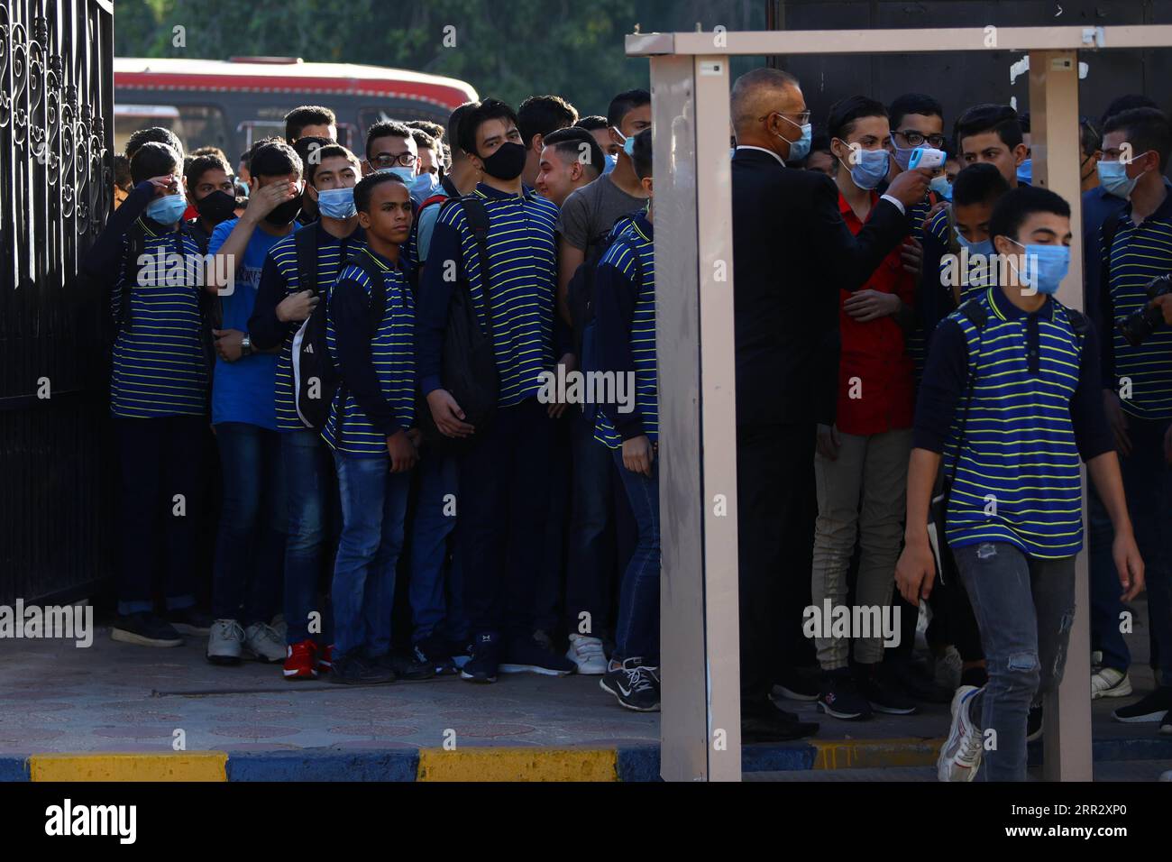 201017 -- CAIRO, 17 ottobre 2020 -- gli studenti hanno la temperatura controllata in una scuola del Cairo, Egitto, 17 ottobre 2020. L'Egitto ha ufficialmente riaperto sabato decine di migliaia di scuole per milioni di studenti in tutto il paese per iniziare il nuovo anno accademico, attuando al contempo misure precauzionali contro la COVID-19. EGYPT-CAIRO-COVID-19-SCHOOL-REOPEN AhmedxGomaa PUBLICATIONxNOTxINxCHN Foto Stock