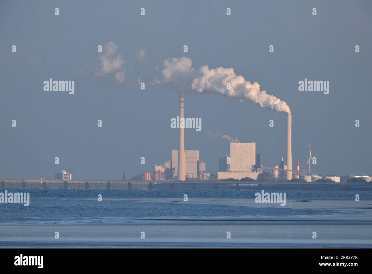 Vista della raffineria di Wilhelmshaven dall'isola di Minsener Oog, bassa Sassonia Wadden Sea National Park, bassa Sassonia, Germania Foto Stock