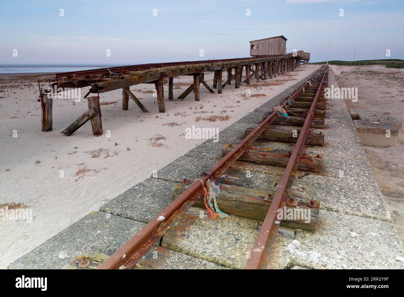 Infrastrutture decadute sull'isola di Minsener Oog, resti di un binario ferroviario, bassa Sassonia Wadden Sea National Park, bassa Sassonia, Germania Foto Stock