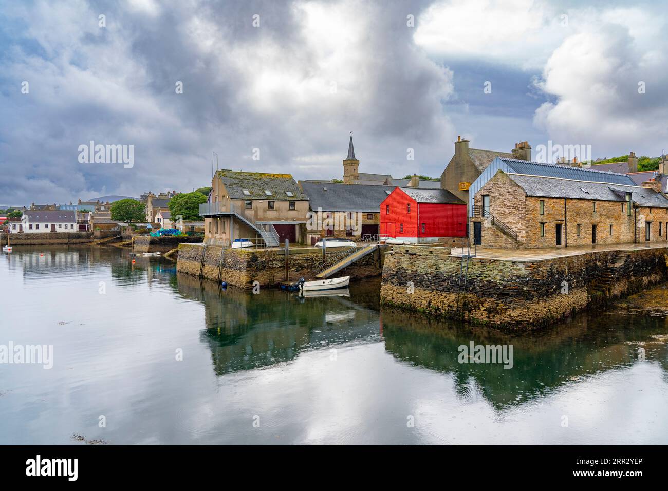 Vista del lungomare di Stromness su West Mainland, Isole Orcadi, Scozia, Regno Unito Foto Stock
