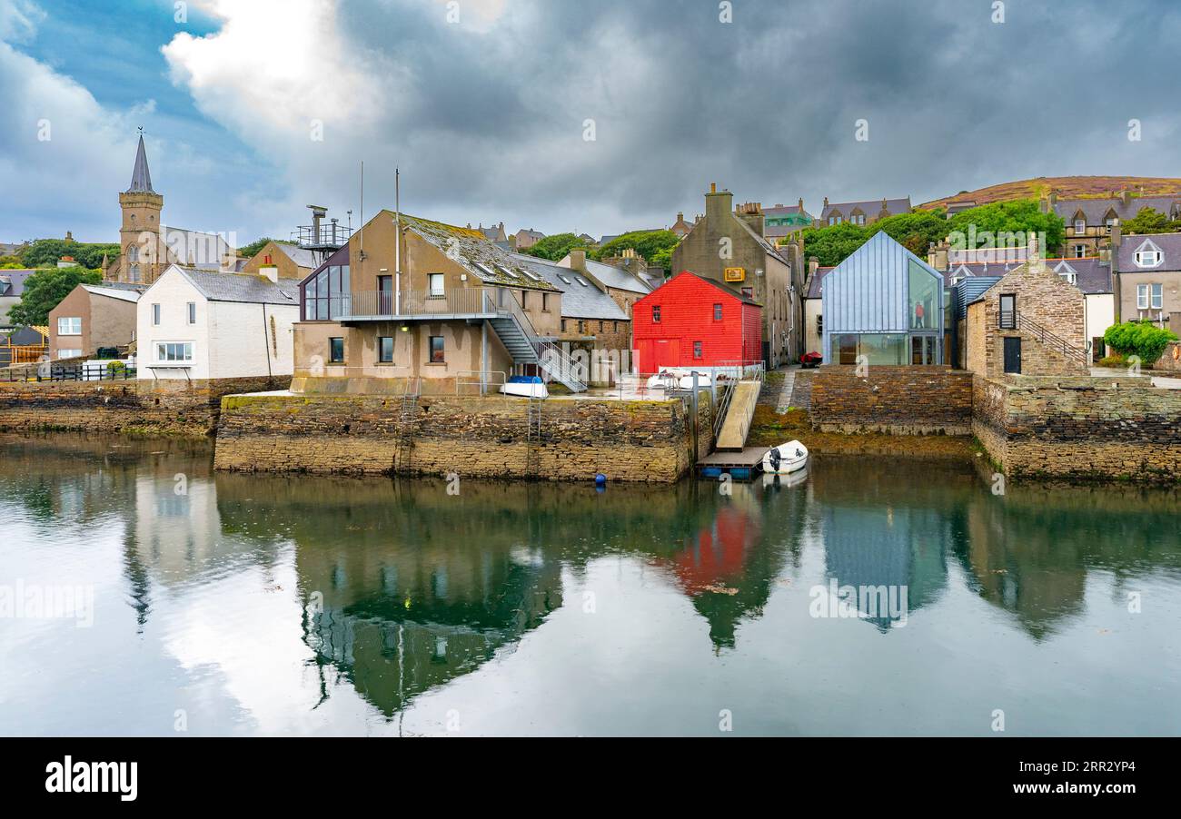 Vista del lungomare di Stromness su West Mainland, Isole Orcadi, Scozia, Regno Unito Foto Stock
