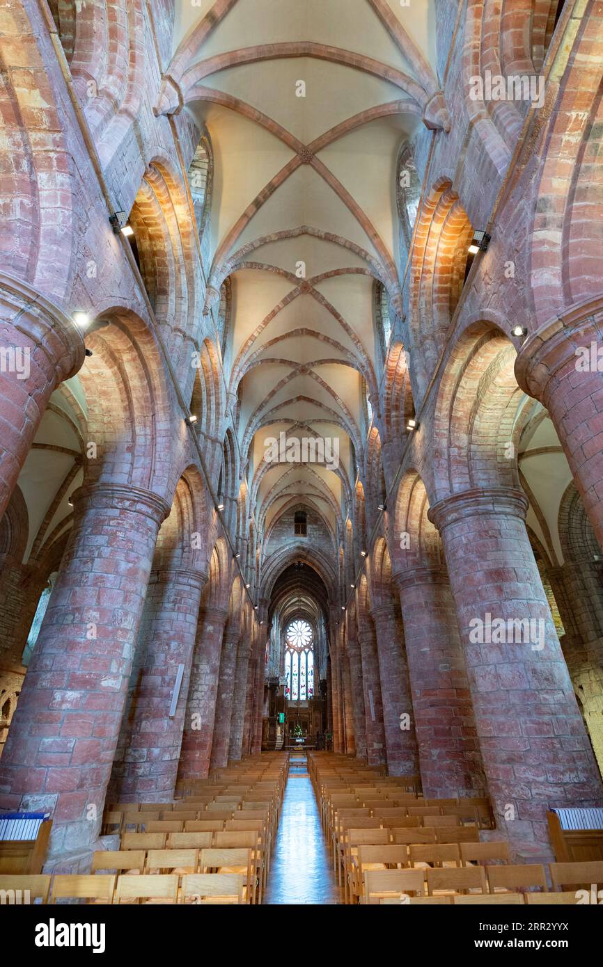 Vista interna della cattedrale di St Magnus a Kirkwall, continente, Isole Orcadi, Scozia, Regno Unito. Foto Stock
