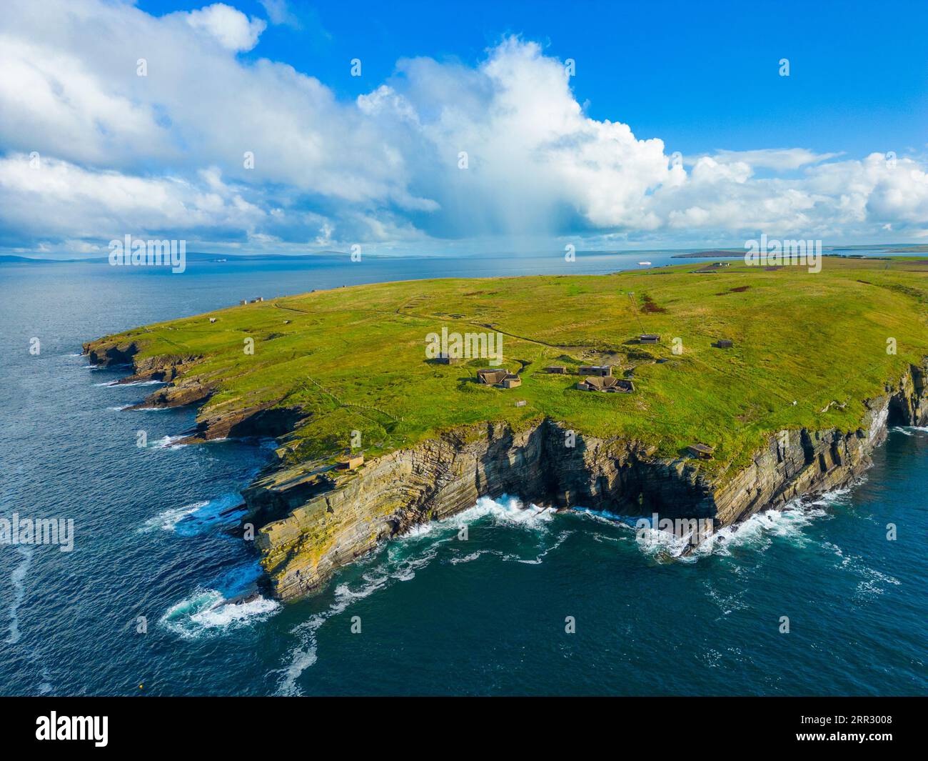 Vista aerea delle difese costiere di Hoxa Battery a Scapa Flow a Hoxa a South Ronaldsay, Isole Orcadi, Scozia, Regno Unito. Foto Stock
