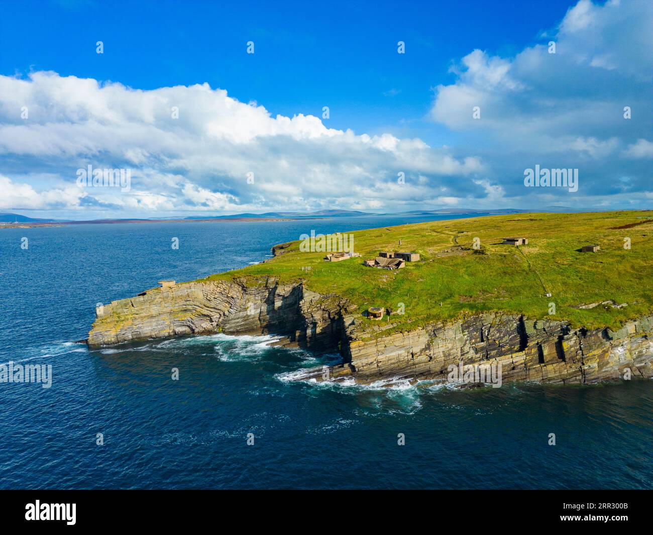 Vista aerea delle difese costiere di Hoxa Battery a Scapa Flow a Hoxa a South Ronaldsay, Isole Orcadi, Scozia, Regno Unito. Foto Stock